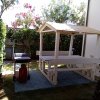 Tavolo da picnic in giardino con barbecue.