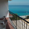 Balcone con sedie bianche e vista sull'oceano.