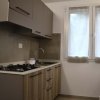 Cucina con mobili moderni e lavandino.