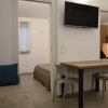 Un interno semplice con tavolo, sedie e letto.
