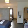Camera d'albergo con letto matrimoniale e TV.