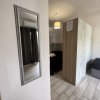 Specchio a muro e angolo di una camera da letto.