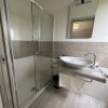 Bagno moderno con doccia e lavabo.
