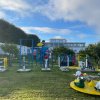 Parco giochi con strutture colorate su prato.