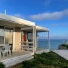 Veranda bianca con vista sul mare.
