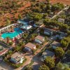 Complesso con piscina e campi da gioco.
