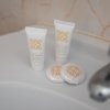 Prodotti da bagno su un lavandino.