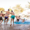 Persone anziane saltano in piscina.