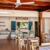 Area del ristorante con tavoli e una scritta 