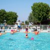 Persone in una lezione di acquagym in piscina.