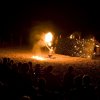 Spettacolo di fuoco sulla spiaggia di notte.