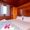 Camera con letto matrimoniale e arredi in legno.