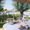 Tavolo esterno apparecchiato vicino alla piscina.