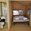 Interno di una tenda con bagno.