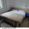 Camera da letto con letto matrimoniale e comodini blu.