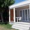 Bungalow moderno con veranda e bici.