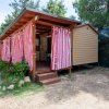Bungalow con tende a righe rosse all'esterno.