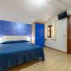 Camera con letto matrimoniale e parete blu.