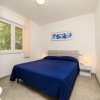 Camera con letto matrimoniale blu.