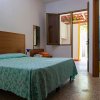 Camera da letto semplice con bagno e finestra aperta.