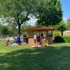 Persone riunite attorno a un chiosco nel parco.