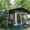 Tenda da campeggio con due persone sedute fuori.