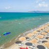 Spiaggia con ombrelloni e mare turchese.