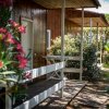 Veranda in legno con fiori e cespugli.