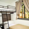 Cameretta con letto a castello e finestra