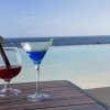 Due cocktail su un tavolo con vista sul mare.