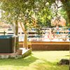 Vasca idromassaggio e gazebo vicino a piscina.