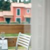 Tavolo all'aperto con vino e due bicchieri.