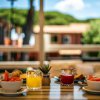 Colazione con frutta e succhi su un tavolo all'aperto.