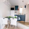 Cucina moderna con tavolo da pranzo e sedie bianche.