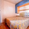 Camera con letto matrimoniale e armadi blu.