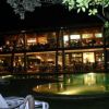 Un edificio illuminato di sera con un'area esterna e piscina.