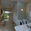 Veranda con tavolo bianco e sedie.