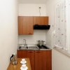 Cucina compatta con mobili in legno.