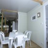 Veranda con tavolo bianco e sedie in plastica.
