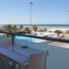 Balcone con tavolo e vista sulla spiaggia e il mare.