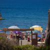 Dettaglio di una spiaggia affollata, cartello 