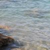 Acqua cristallina vicino a rocce marroni.