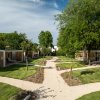 Bungalows con vialetti in giardino.