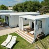 Bungalow moderni in un giardino.